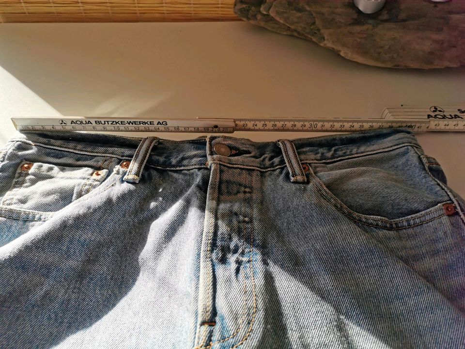 Kurze Levi's Jeans Hose W 30 in Leutkirch im Allgäu