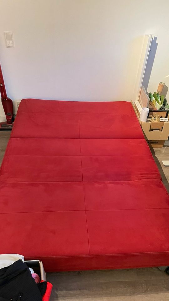 rote Schalfcouch mit grauem Bezug 140x200cm in Trier