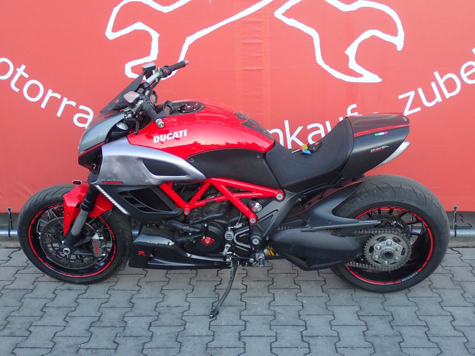 Ducati Diavel Carbon Red Rizoma Unfallschaden in Mantel