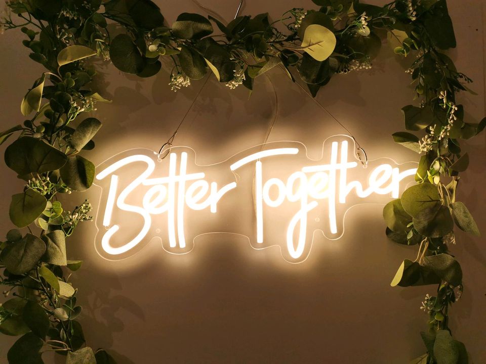 Neon Leuchtschild "S" - Better Together - Vermietung in Halle (Westfalen)