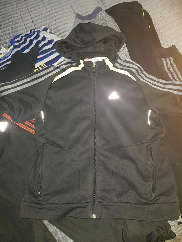 Bekleidungspaket Gr. 152 adidas nike... in Breydin