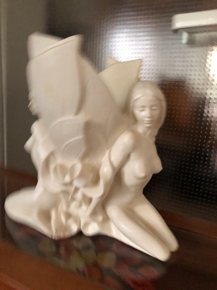 A. Santini Skulptur Vase Hochzeit Frauen mit Gesteck Lilien in Ketzin/Havel