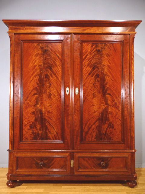 GROSSER BIEDERMEIER SCHRANK - HAMBURG UM 1850 / MAHAGONI in Leipzig