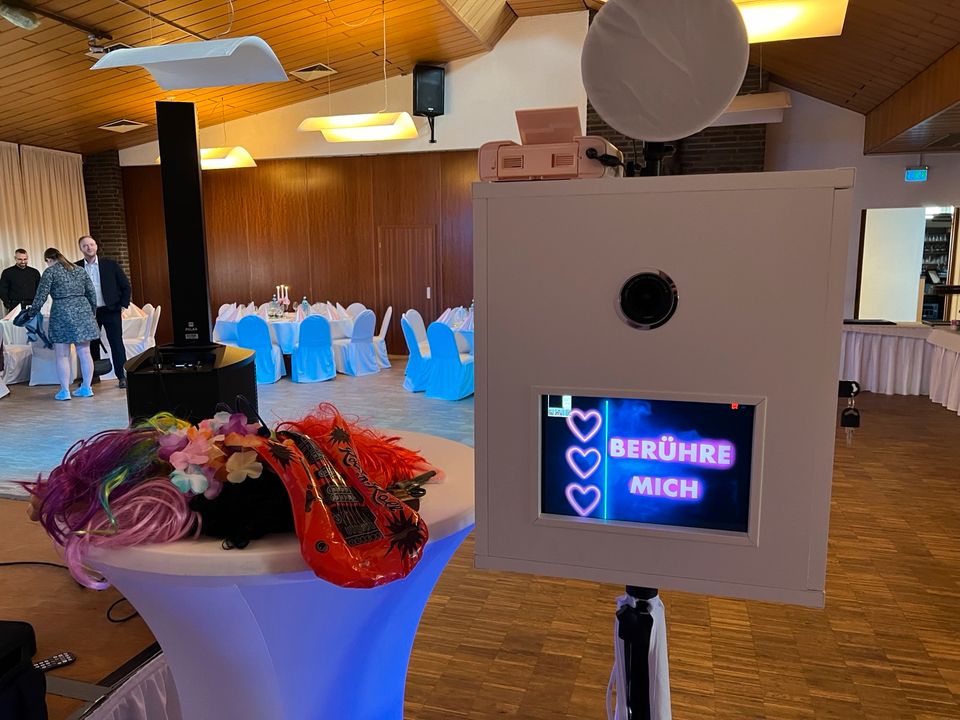 Fotobox mit Drucker günstig mieten / Photobooth mit Sofortdruck  - Vermietung für Hochzeiten, Geburtstage und Partys mit Hintergrund in Emsdetten