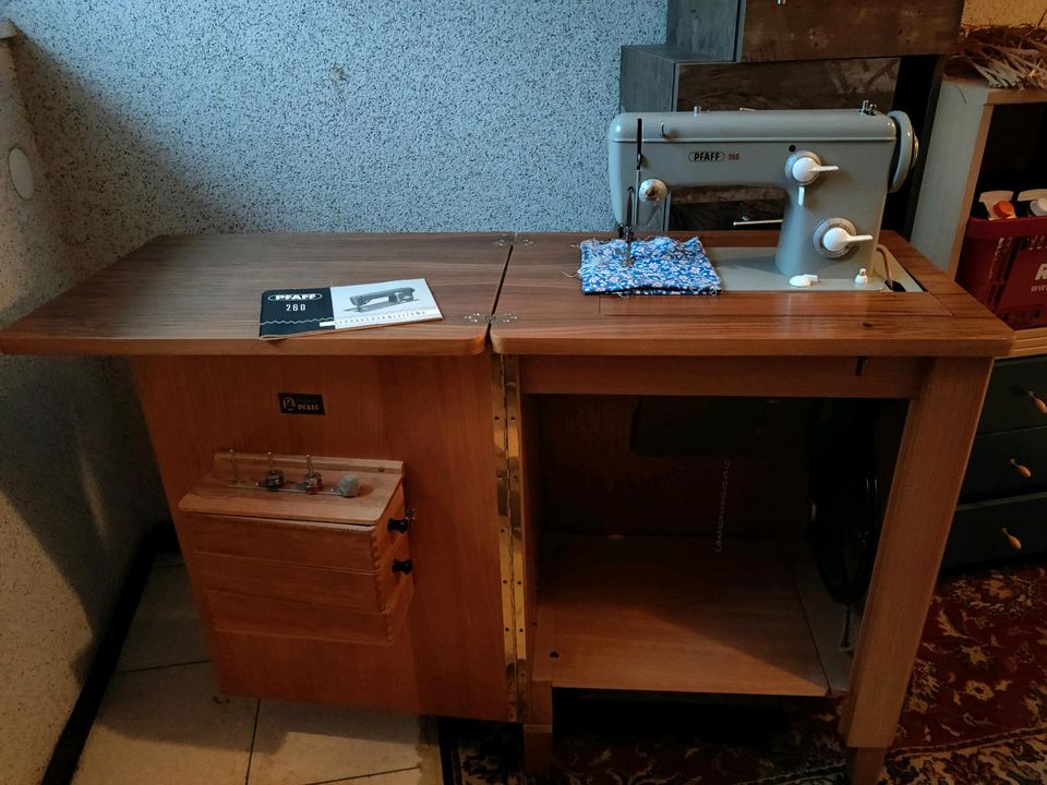 Nähmaschine Pfaff 260 mit Schrank und Zubehör in Winnenden