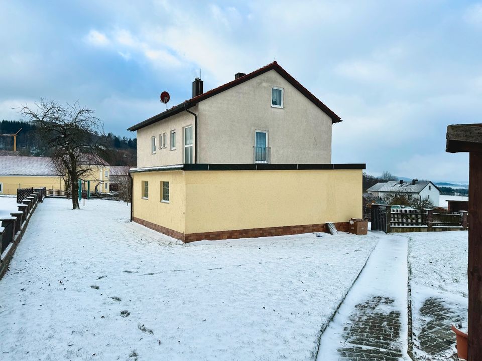 Zweifamilienhaus mit großem Garten und vielseitigem Nutzungspotentential in Kemnath