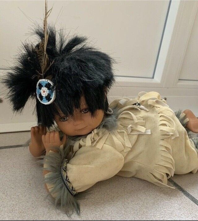 Liegende Porzellan Puppe Indianer in Bendorf