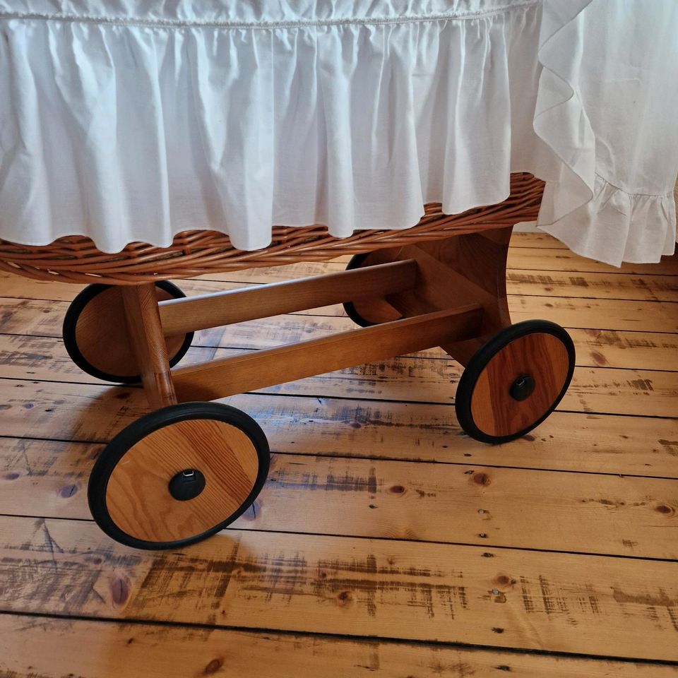 Sehr schöner Stubenwagen/ Kinderwiege mit Holzrädern in Mehltheuer Vogtl