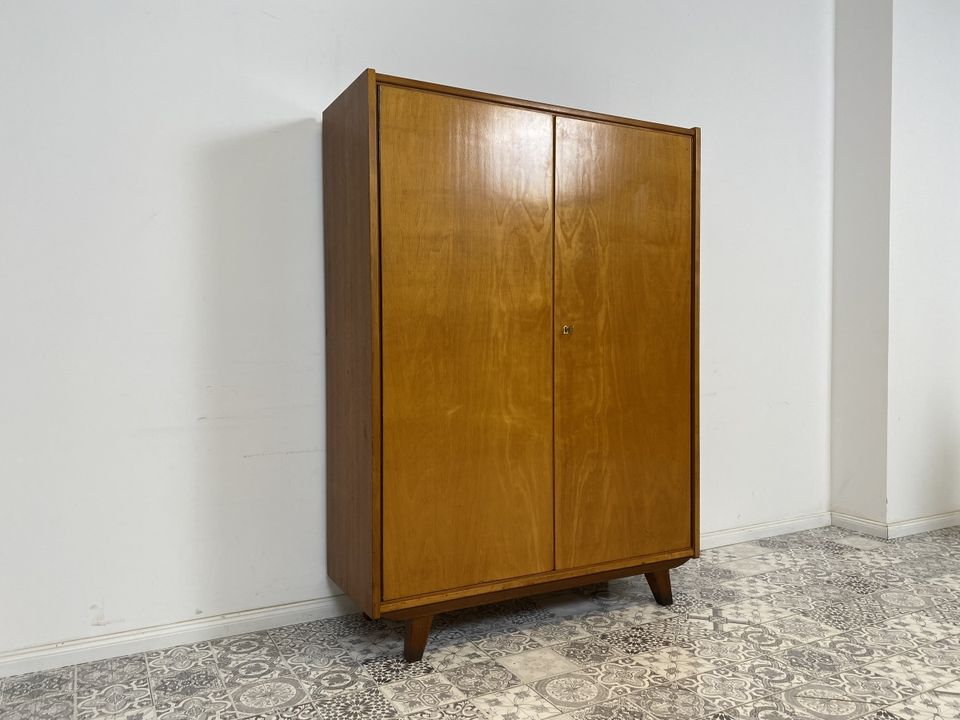 WMK Hübscher und geräumiger Mid-Century Wäscheschrank mit konischen Beinen und bicolorer Furnirung # Schrank Kleiderschrank Dielenschrank Schuhschrank Highboard Dresser 50er 60er - Lieferung möglich in Berlin