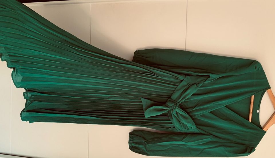 Neu Kleid Midi Sommerkleid grün dunkelgrün Plissee Gürtel M 38 in Saarbrücken