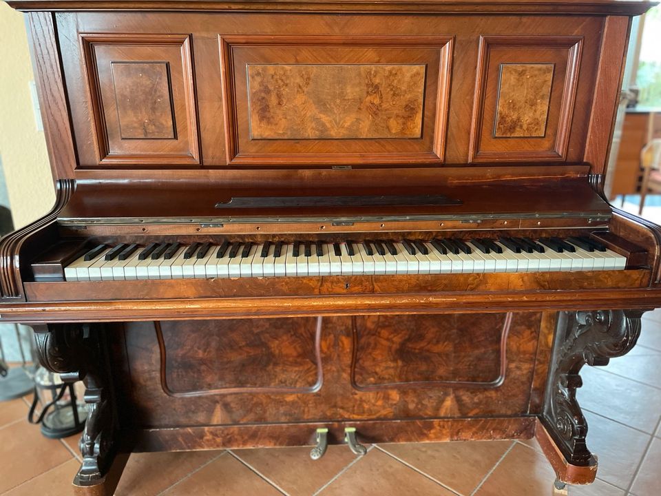 Klavier nicht mehr stimmbar alt als Möbelstück verwendbar in Lollar