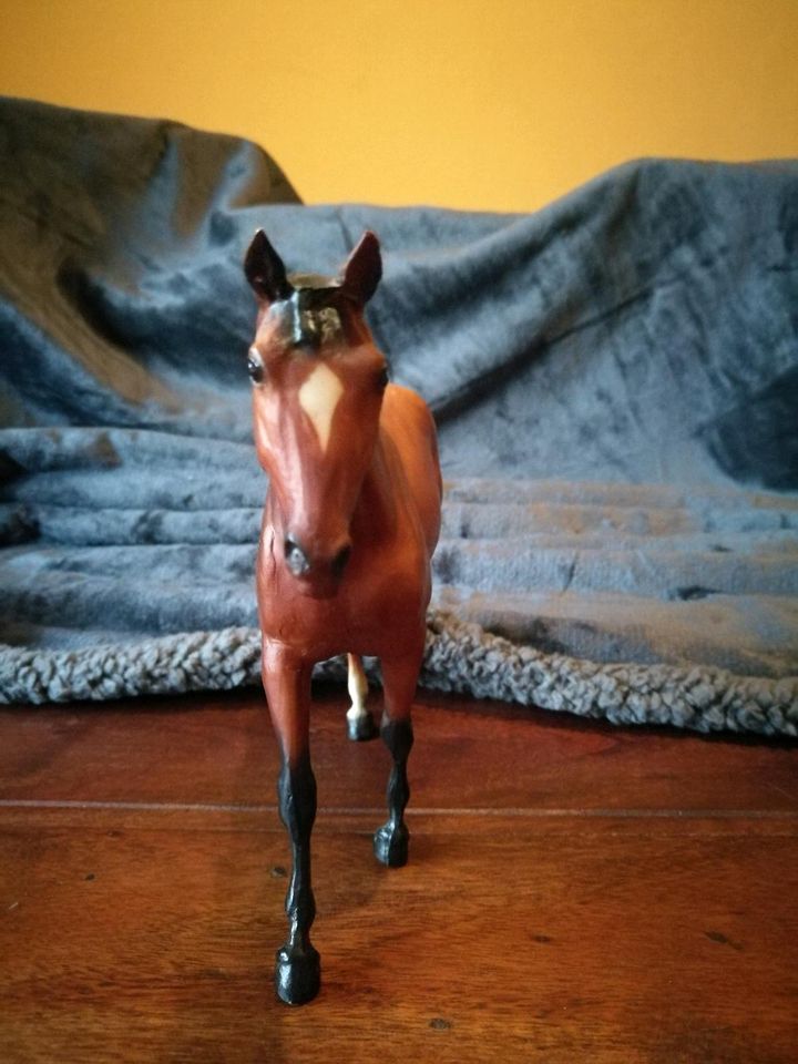 Breyer pferd braun Classic in Ramsthal