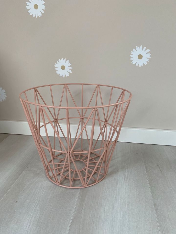 ferm Living wire basket - rosafarbener Drahtkorb in Tiefenort