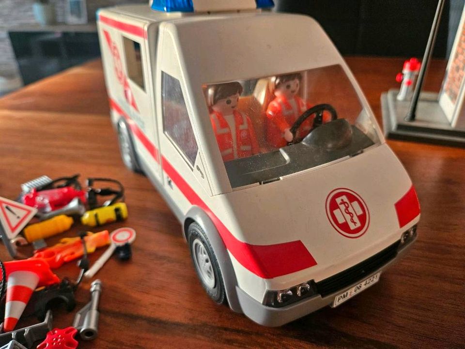 Playmobil Feuerwehr Feuerwache Rüstfahrzeug Hubschrauber Auto in Bad Arolsen