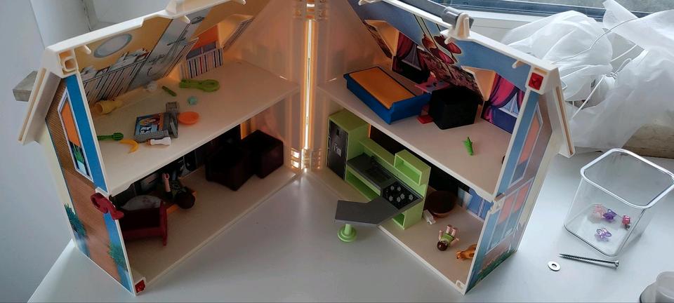 Playmobil Puppenhaus zum mitnehmen Spielzeug Familie in Hildesheim