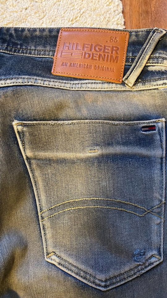 Jeans von Tommy Hilfiger, Gr. 30/32 neuwertig, auch für Frauen in Hamburg