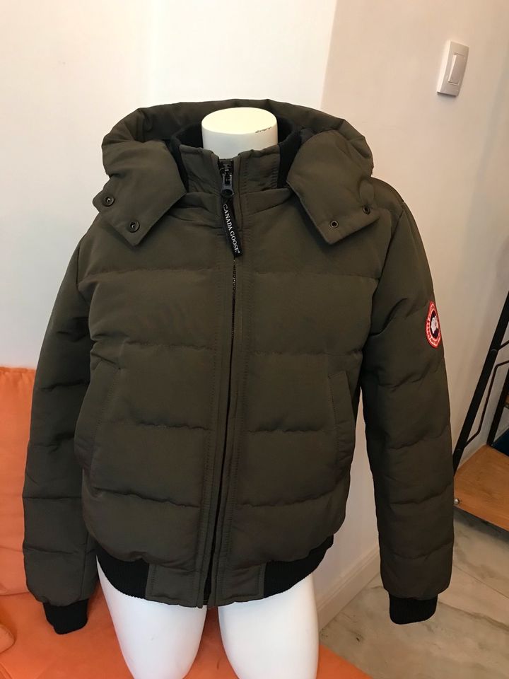 Echte Canada Goose Daunenjacke in Khaki und Größe L für Damen in Dresden