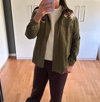 Schöne Jacke von Zara oliv Khaki Gr. S Blüten Wandsbek - Hamburg Bergstedt Vorschau