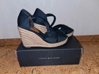 Tommy Hilfiger Sandalen Schuhe Keilabsatz blau Gr. 38 wie NEU Niedersachsen - Stuhr Vorschau