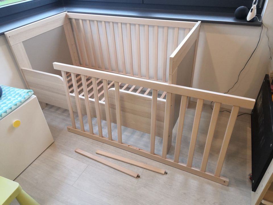 Babymöbel Babybett, Wickelkommode, Schrank (Wellemöbel) in Wolfen