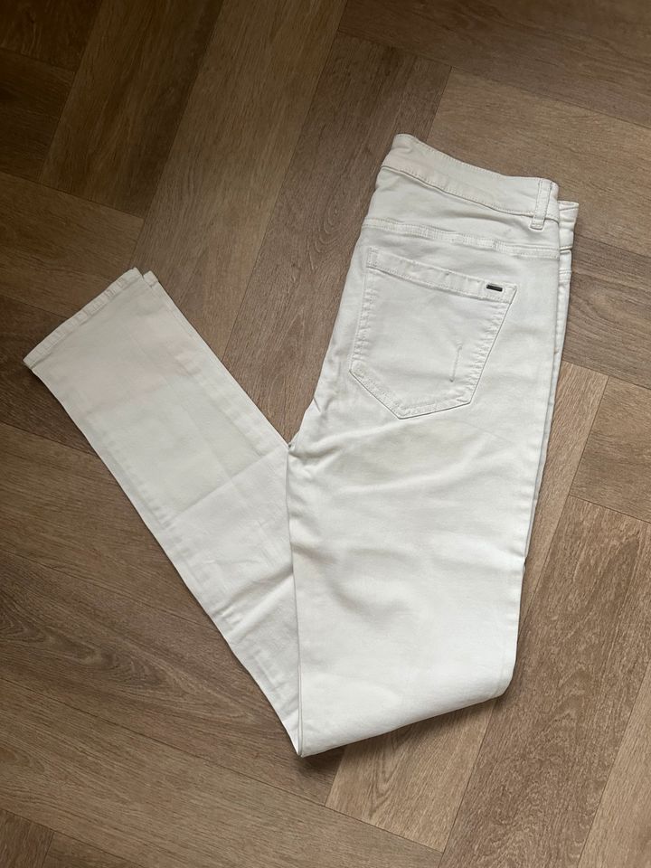 Röhrenjeans weiß Esprit Gr. 34 in Bayreuth