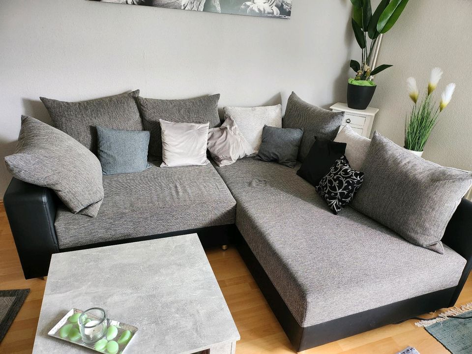 Couch schwarz grau Eckcouch mit passenden Tisch in Bad Laer