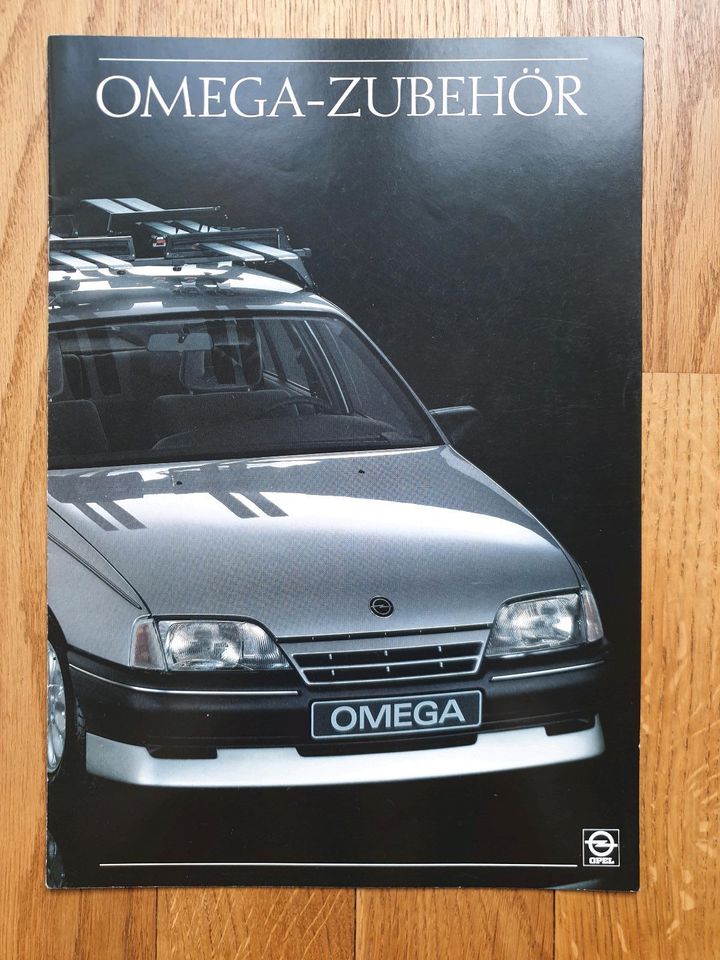Opel Omega Prospektsammlung in Ordner top erhalten in Marbach am Neckar
