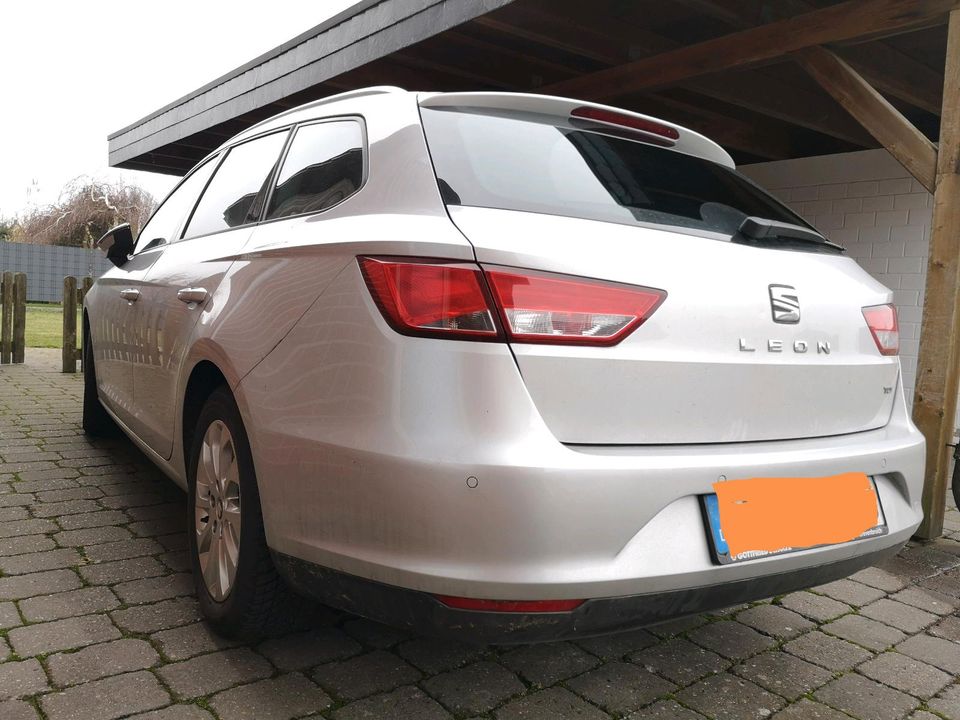 SEAT LEON ST 1.6 TDI STYLE 7G-DSG ACC SH NAVI LEDER in Niebüll