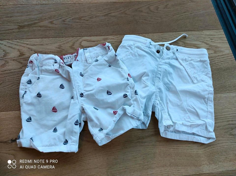 Kurze Shorts  Latzhose Gr.98 neu und neuwertig in Langerringen