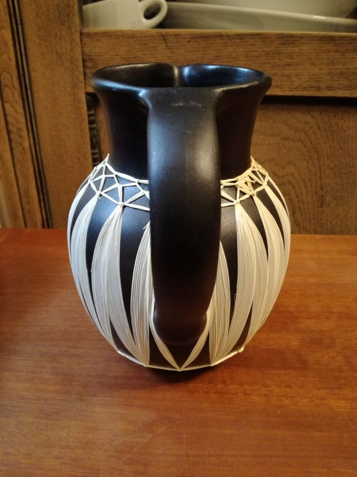 Gmundner Keramik Austria Vase / Krug schwarz mit Bast 50er Jahre in Hornburg