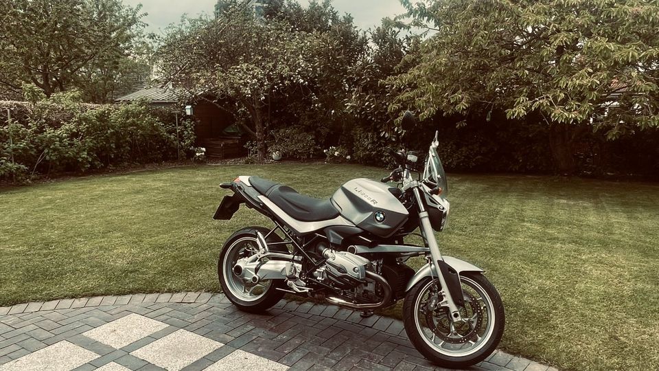 BMW R1200R mit original BMW Seitenkoffer in Bad Oldesloe