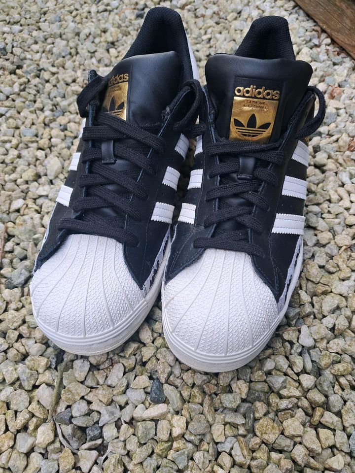 Adidas Superstar Gr. 44 US10 Black Graphic TOP in Berlin