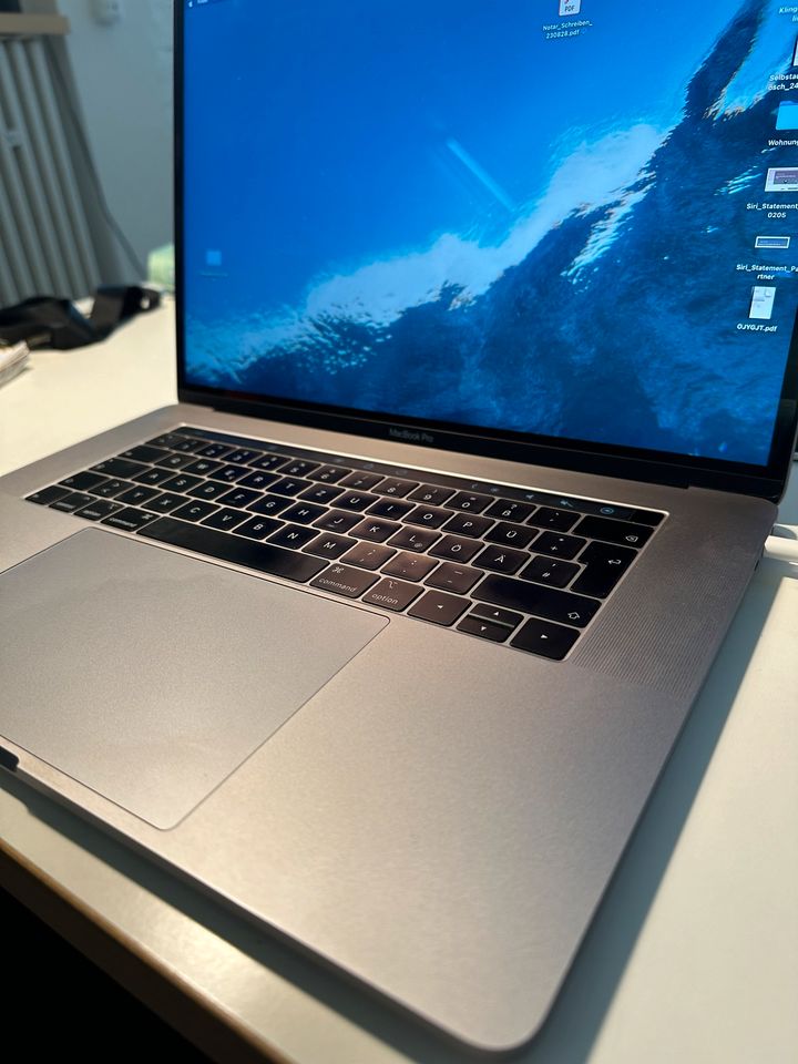 MacBook Pro 15“ 2019, 256GB, Touchbar, Privacy Folie in Köln