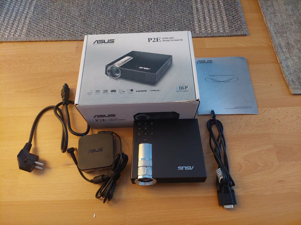 Asus LED Projektor P2E VGA HDMI Ultra light in Celle