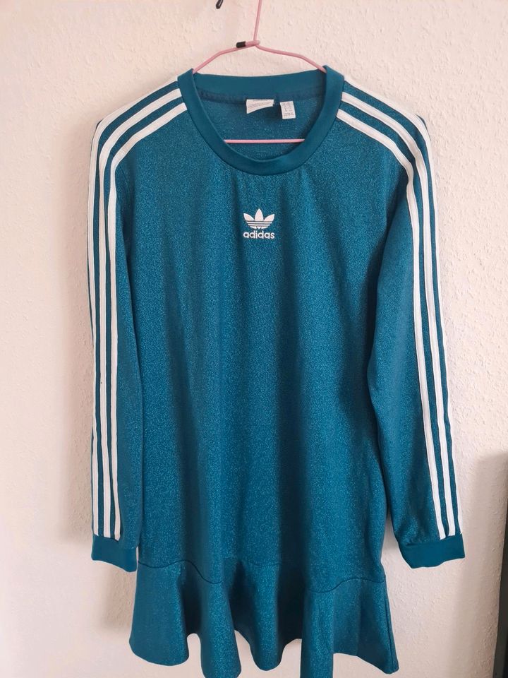 Adidas kleid in Bergneustadt