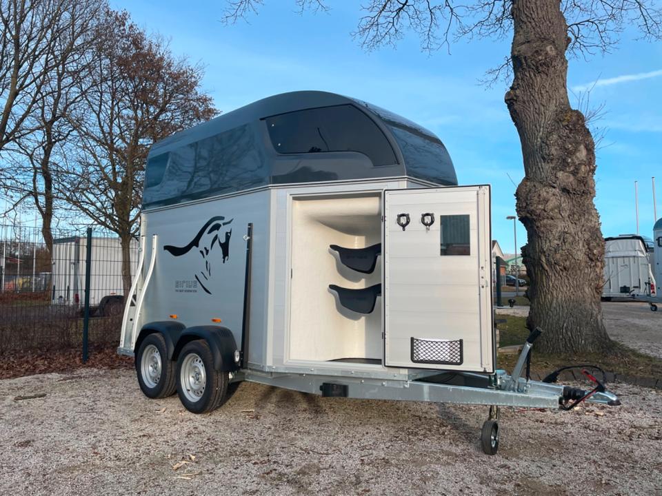 Pferdeanhänger Sirius S75 Alu Sattelkammer Tür/Rampe Kombi in Stelle