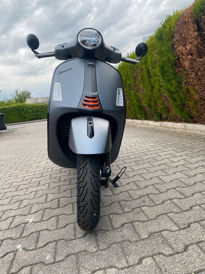 Vespa GTS 300 SuperSport grau RST mit Umbau von TWM in Eschborn