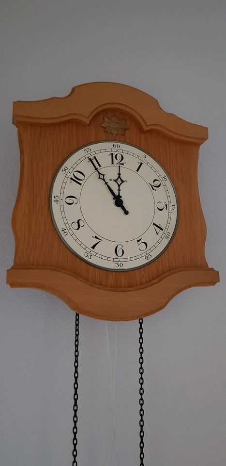 Besondere Wanduhr mit Gewichten und Pendel in Bremerhaven