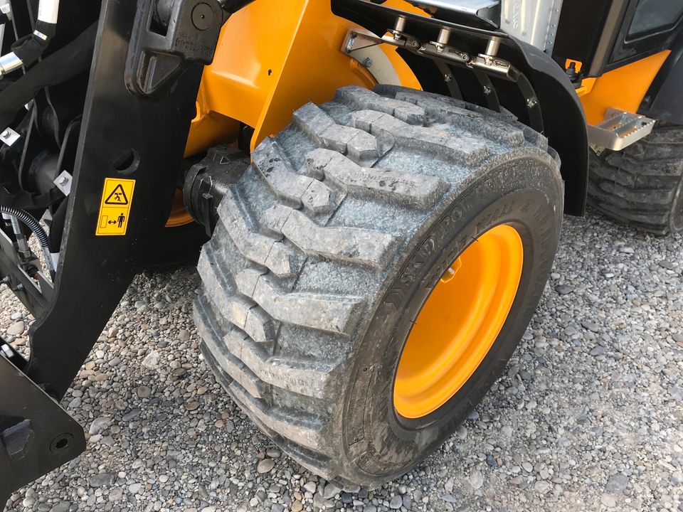 JCB 403 Winterdienst Schneeräumschild Vermietung Schneeräumer in München