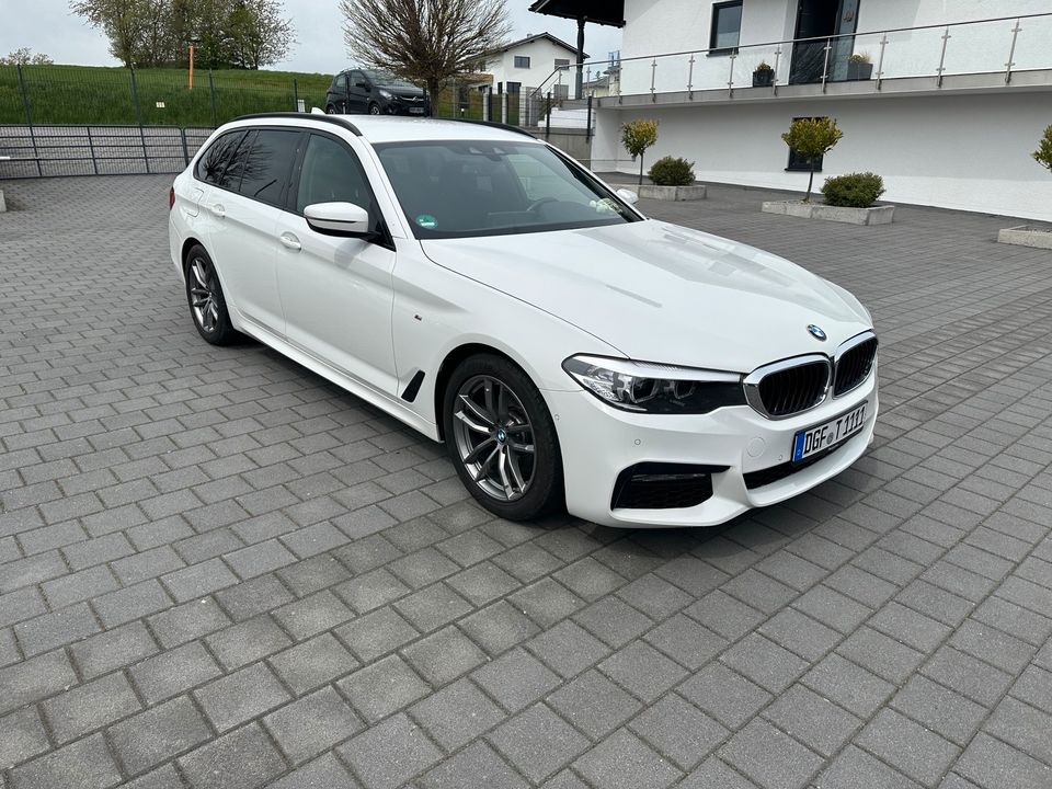 BMW 520d Touring G31 M Sportpaket Navi Pro Kamera LED in Bayern - Mengkofen, BMW 5er Gebrauchtwagen