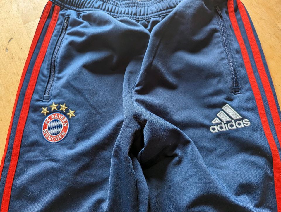 FC Bayern Hose Gr. 164, Trainingshose, Jogginghose, Adidas in Friedberg