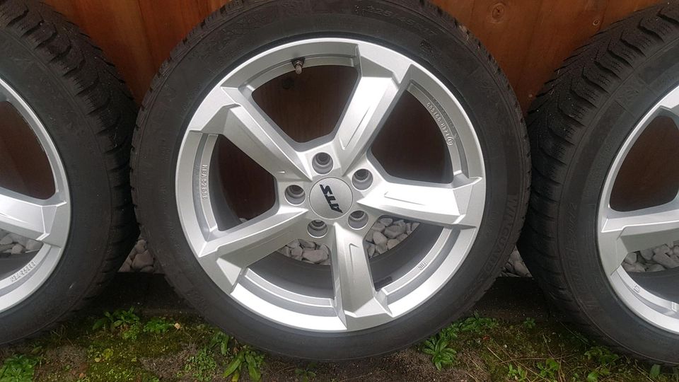 17" Winterreifen auf Alufelgen VW Golf 8 in Bremen