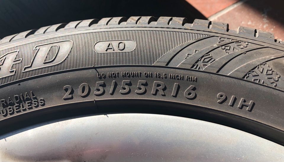 Original Audi A3 8V Felgen 16 Zoll Winterreifen Dunlop 205 55 16 in Leimen