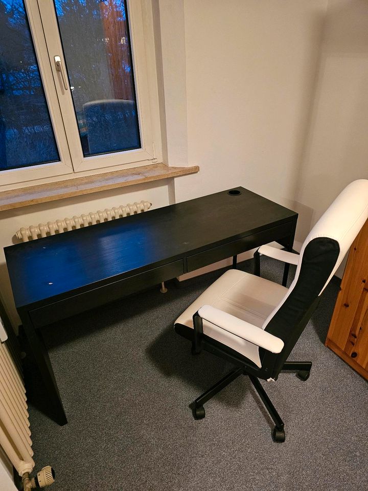Schreibtisch und Stuhl in München