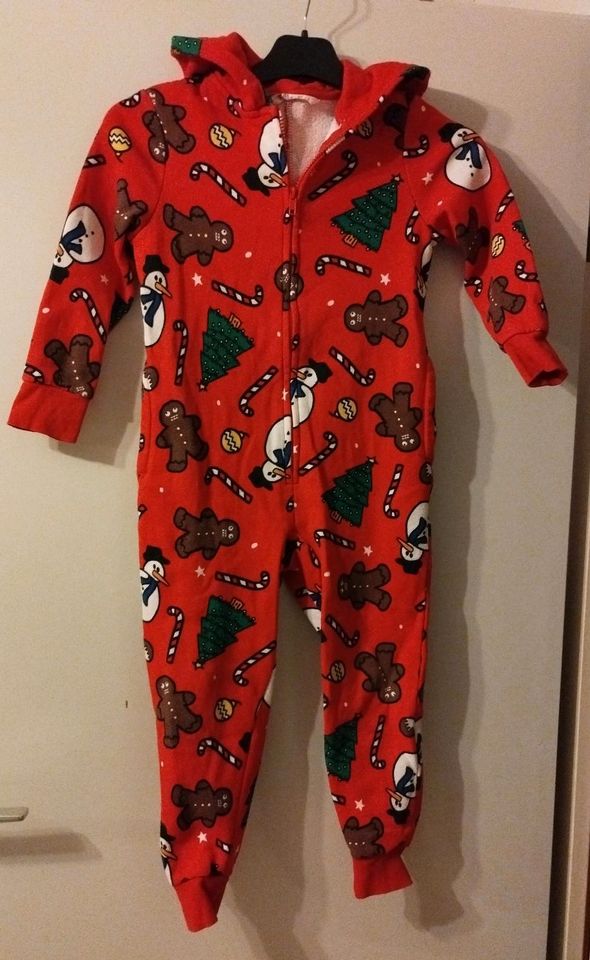 H&M Jumpsuit Weihnachten Schneemann Tannenbaum Gr. 110/116 in Emmendingen