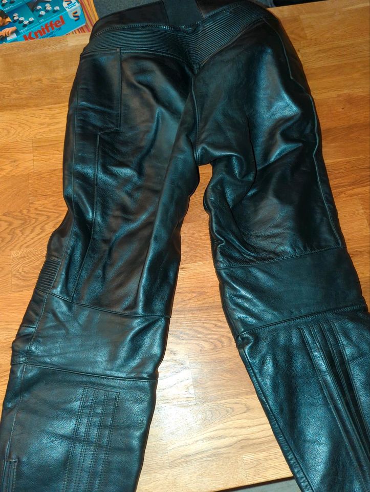 Damen Motorradhose, Leder, Größe 42 in Gudensberg