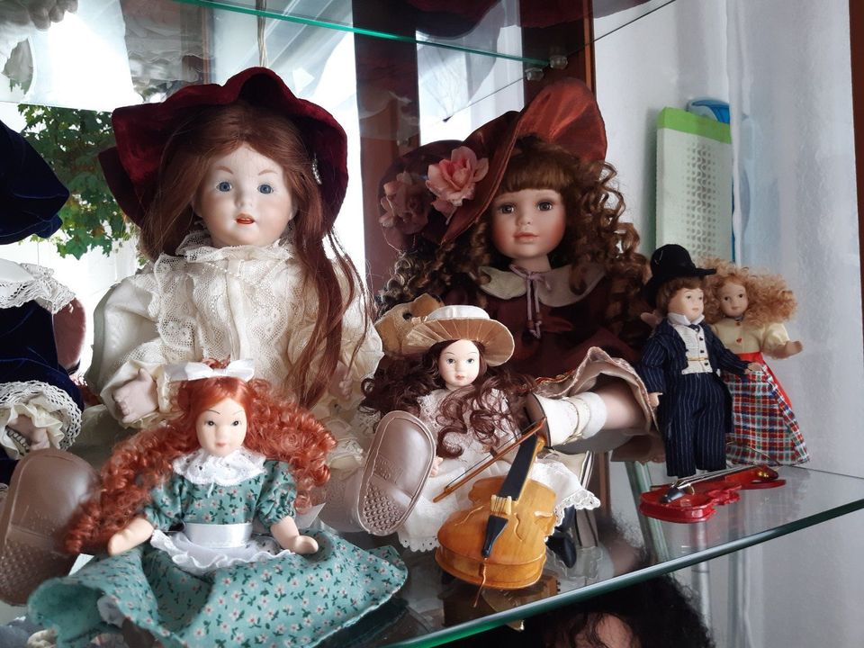 Vitrine mit Porzellan-Puppen in Ditzingen