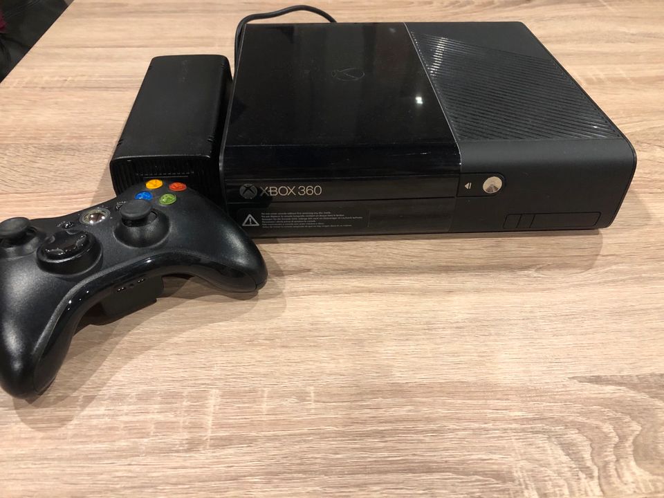 X Box Konsole und Controller in Köln