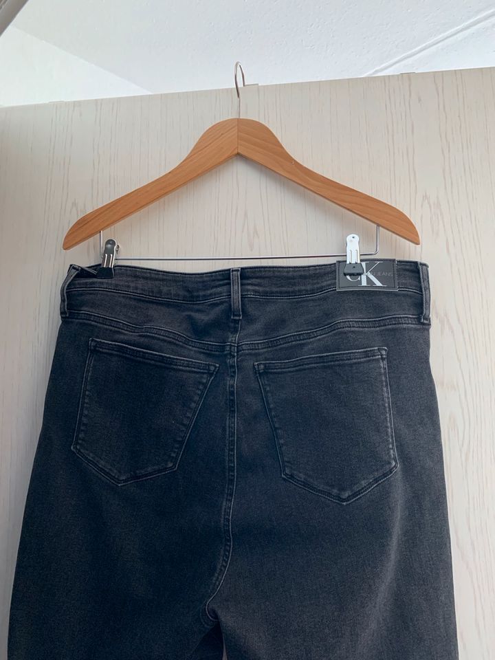 Calvin Klein Jeans dunkelgrau Gr. W38 in Berlin