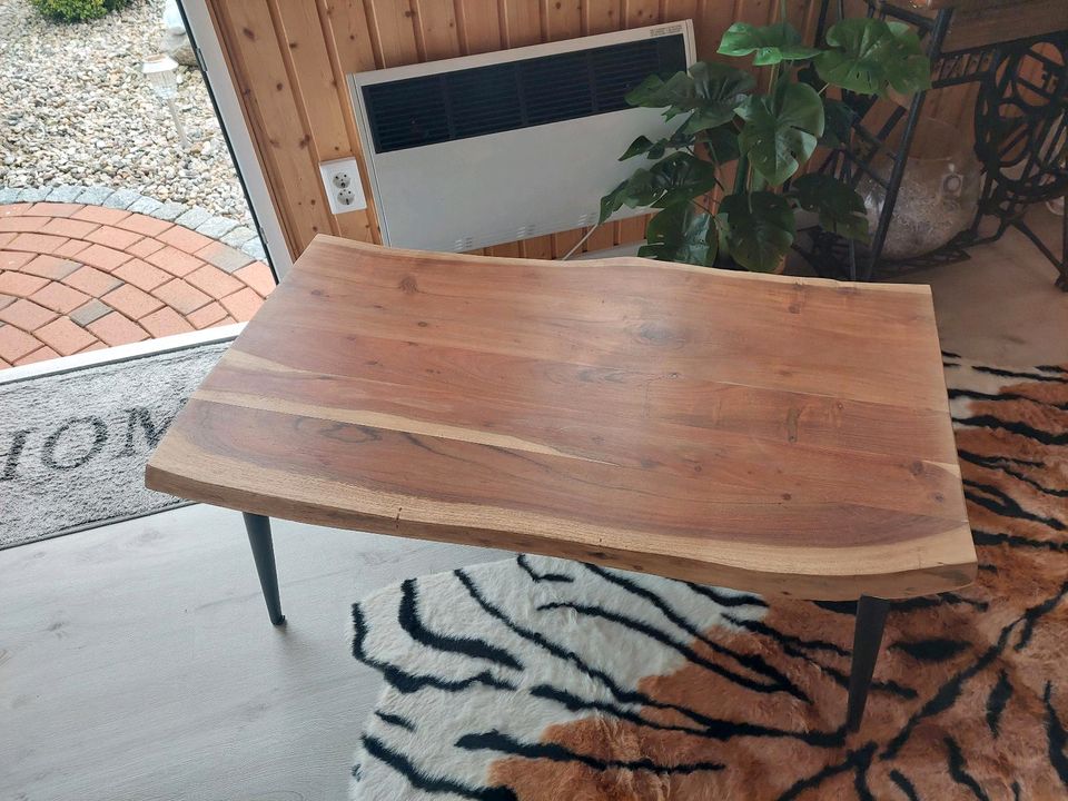 Holztisch massiv braun in Westerholz